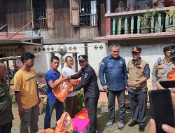 Wakil Bupati Muba Salurkan Bantuan Untuk Warga Terdampak Tanah Longsor Di Sanga Desa